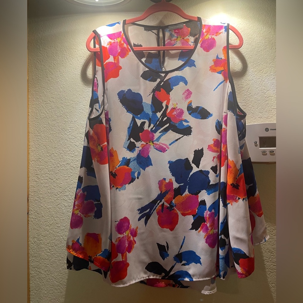Vince Camuto Cold Shoulder XL WaterColor look